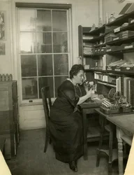Beals en su estudio, c.1912-18