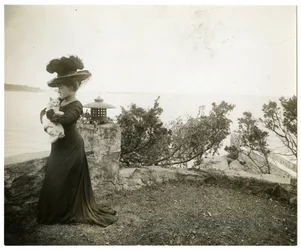 Ella Wheeler Wilcox en Sound Beach, Conn, c.1905-11