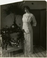 Tejido turco gris con bordado negro y blanco, Lord & Taylor, c. 1905-18