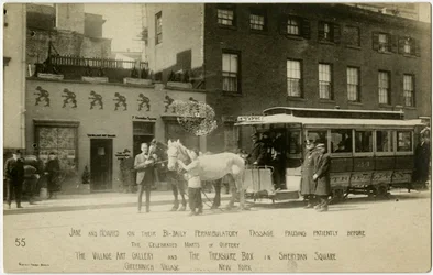 Jane y Howard en su paseo bianual, pausando pacientemente ante los célebres mercados de regalos The Village Art Gallery y La Caja del Tesoro en Sheridan Square, Greenwich Village, Nueva York, EE.UU.