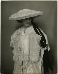 Jumble Bros ?, Sombrero y manguito de lencería, c.1905-11