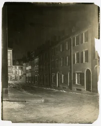 Mirando hacia abajo en West Cedar Street donde termina y es cruzada por Chestnut St, Boston, EE.UU., c.1902-10