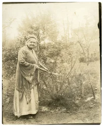 Mrs Alzirc Hewitt Wade - 88 años - en el jardín en Ossining, NY, c.1905-28