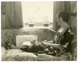 Sra. Emily Post, autora de Etiquette, c.1926-28