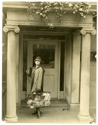 Sra. L C Harper (Mabel Herbert Urner) en su camino a Europa para recoger muestras, Nueva York, EE.UU.