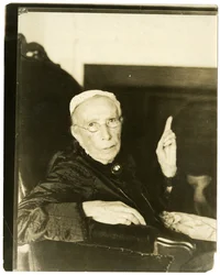 Sra. Mary Moore, Brookline, Mass., 91 años, recitando una balada, c. 1905-27