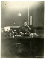Sra. Chas Netcher de Chicago, propietaria de una de las tiendas más grandes The Boston Store, ahora casada de nuevo, cambio de nombre a Mollie Alpiner Netcher Newbury, c.1905-18