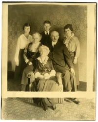 La anciana es la Sra. Lyman James, hermana de Marshall Field, c.1905-28