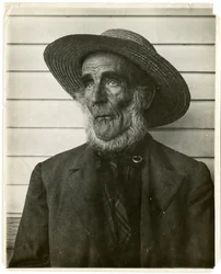 Hombre mayor con sombrero de paja, c.1905-40