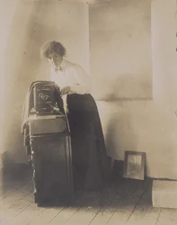 Retrato de Lillian Baynes Griffin con su cámara, 1905-10