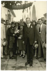 Presidenta Hoover - Sra. Hoover sosteniendo un ramo, c.1928-32