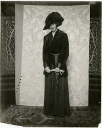 Traje de terciopelo rojo con falda plisada, Arnold & Constable, c.1905-18