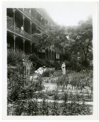 Jardines de la Casa Rhinelander, W 11th St, Greenwich Village, Nueva York, EE.UU., c.1905-38