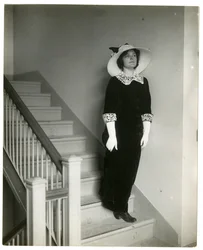 Forma correcta de bajar las escaleras, c.1905-18