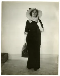 Forma correcta de llevar una bolsa y un paraguas, c.1905-18