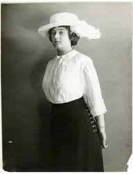 Blusa de seda y sombrero blanco, McCreery