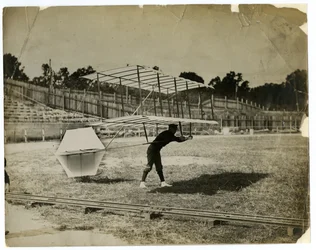 William Avery en la "Máquina Planeadora"