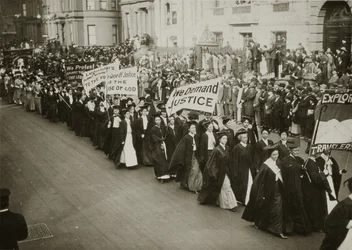 Mujeres con toga académica marchando en un desfile por el sufragio en Nueva York, 1910