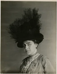 primer plano de sombrero emplumado, c.1905-18