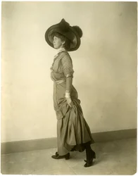 Modelo con sombrero emplumado, c.1905-18