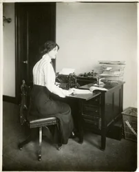 Modelo con máquina de escribir, c.1905-18