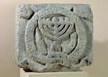 Relieve que representa una menorá, de Umm Qeis (Antigua Gadara) Jordania