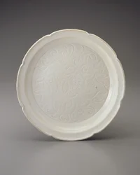 Plato con borde foliado y decoración tallada, provincia de Hebei