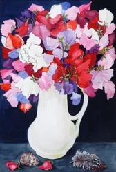 Guisantes dulces en una jarra blanca con concha y pluma, 2011
