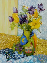 Tulipanes y anémonas con una maceta de violetas