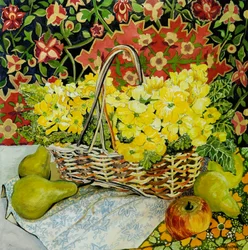 Primaveras amarillas en una cesta, con frutas y textiles