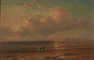 Figuras junto a la costa al anochecer