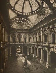 Patio interior con techo de vidrio del Royal Exchange, c. 1935