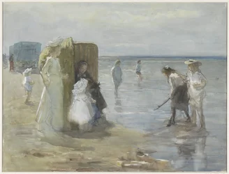 Vista a lo largo de la línea de marea en la playa de Scheveningen, con dos señoras y niños