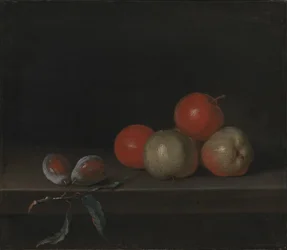 Manzanas y duraznos en una mesa