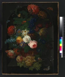 Una cesta de flores con frutas