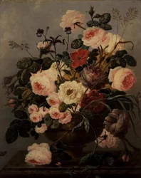 Rosas, claveles, convolvuli y otras flores en un jarrón sobre una repisa