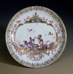 Arte alemán: Porcelana de Meissen. Chinoiserie representando personajes asiáticos bebiendo té. Platillo decorado por Johann Gregor Hoeroldt, circa 1730. París, Artes Decorativas