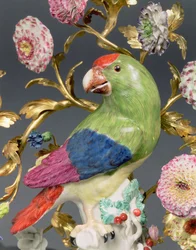 (detalle) de un par de candelabros de tres brazos de Luis XV con loros de Meissen, c.1742