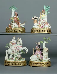 Cuatro grupos de Meissen representando los Cuatro Continentes montados con ormolu de Luis XVI, modelados por Johann Joachim Kandler, mediados del siglo XVIII