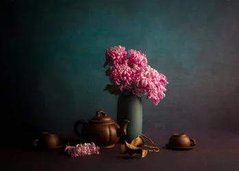 La hora del té con crisantemos rosas