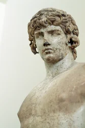 Antínoo, estatua de mármol de Paros, del templo de Apolo en Delfos, Grecia, civilización romana, siglo II d.C. (detalle)