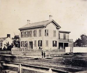 Abraham Lincoln posando frente a su casa en Springfield, Massachusetts, c.1860s-1870s (impresión de albúmina)