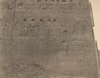 Edfu-Esculturas e inscripciones en la cara oriental,1854 (foto)