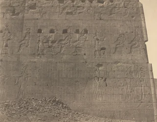 Edfu-Esculturas e inscripciones en la cara oriental