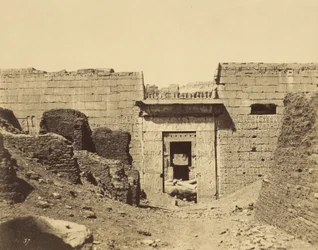 [Médinet-Habou, Palacio de Ramsés Méïamoun, entrada al segundo patio].