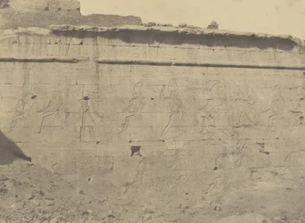 Edfu, Esculturas e Inscripciones de la Fachada Oriental del Muro de Enceinte