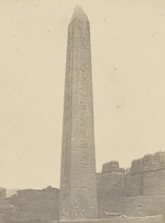 Lúxor, Obelisco, Lados Este y Sur