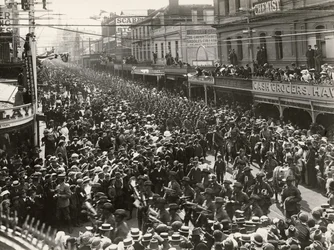 El 12º Batallón, AIF, marchando por la ciudad antes de embarcarse para el servicio en el extranjero, Hobart, Tasmania, 14 de octubre de 1914