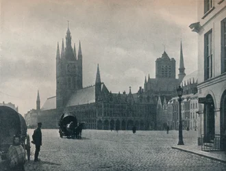 El Ayuntamiento y la Sala de Paños, Ypres, Bélgica, c1900 1914-1915