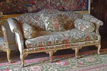 Una cama de soda con respaldo curvo de Jorge III dorada